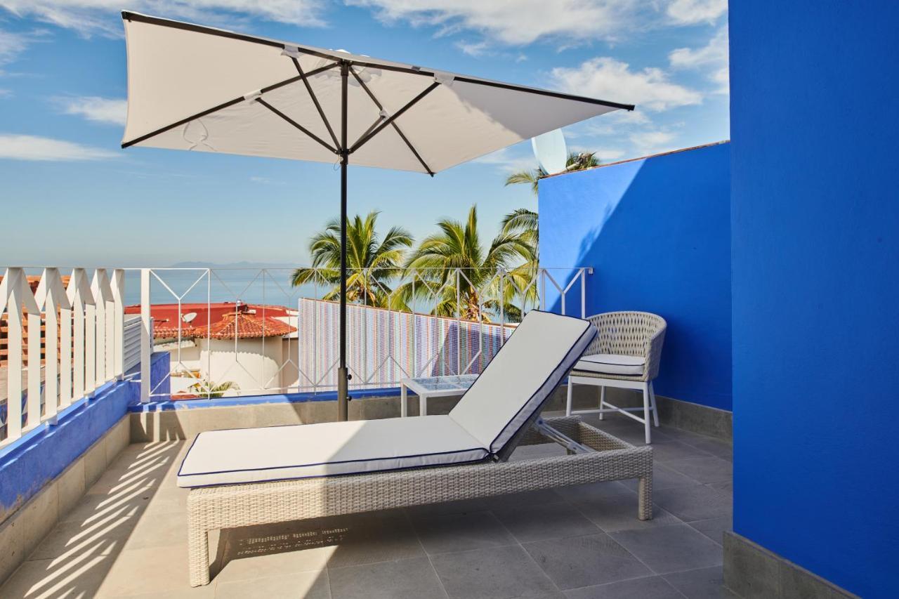 Hotel Luxury Patio Azul (Adults Only) Puerto Vallarta Exteriör bild A cantilever umbrella