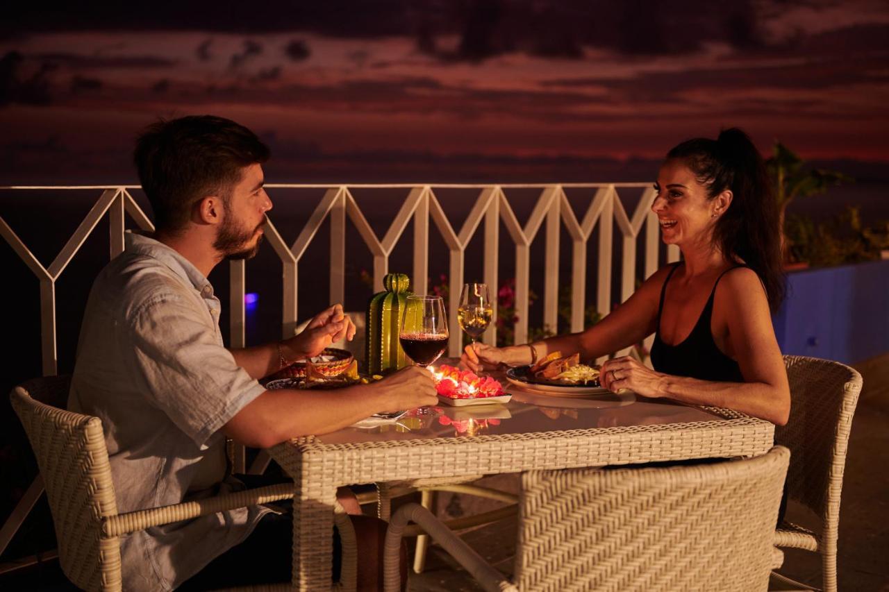 Hotel Luxury Patio Azul (Adults Only) Puerto Vallarta Exteriör bild A couple dining at a restaurant