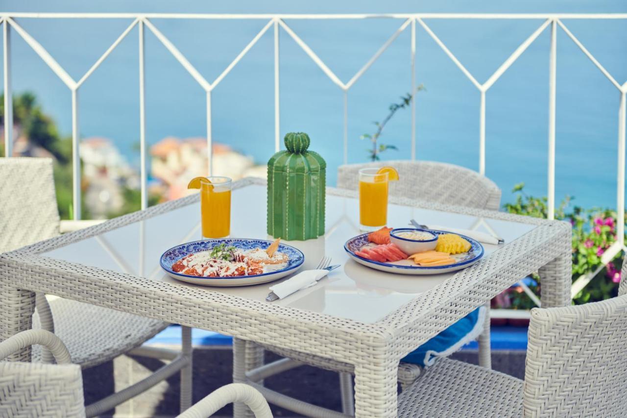 Hotel Luxury Patio Azul (Adults Only) Puerto Vallarta Exteriör bild A typical breakfast